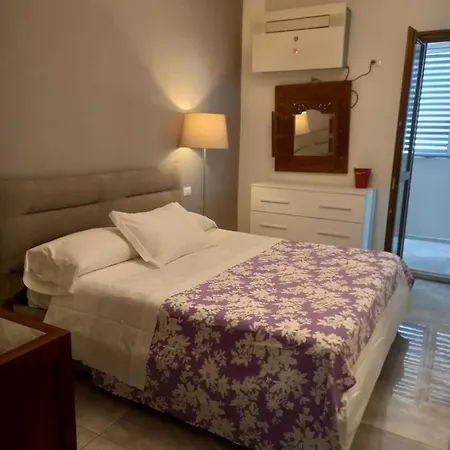 Home Suite Home - Super Attic Suite -With Free Parking - Zone Iulm & Naba & Navigli - Metro Subway Romolo アパート ミラノ